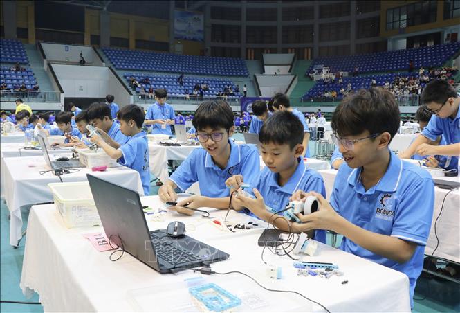 Phần thi lắp ráp rô bốt của các thí sinh. Ảnh: Thanh Thương - TTXVN