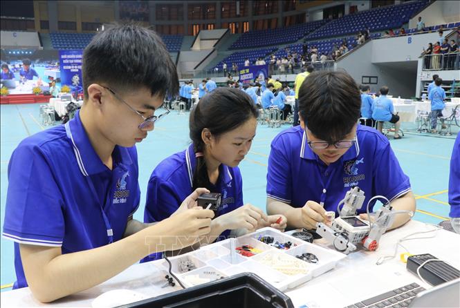 Phần thi lắp ráp rô bốt của các thí sinh. Ảnh: Thanh Thương - TTXVN