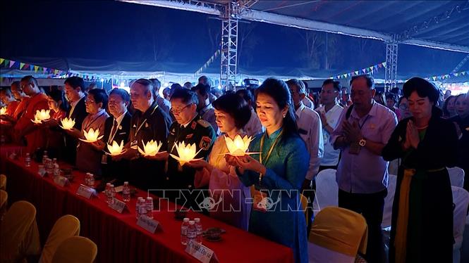 Các đại biểu tham gia nghi thức thắp nến cầu nguyện hòa bình và cầu siêu cho các Anh hùng Liệt sĩ Lào - Việt Nam. Ảnh: Văn Phiên – PV TTXVN tại Lào