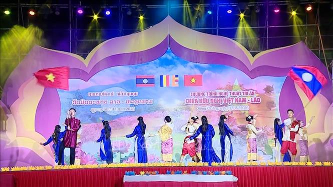 Chương trình biểu diễn văn nghệ tại buổi lễ. Ảnh: Văn Phiên – PV TTXVN tại Lào