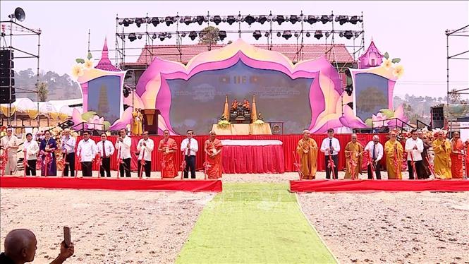Các đại biểu thực hiện nghi thức Lễ khởi công xây dựng Chính điện chùa Hữu Nghị tại Khu điện thờ các Anh hùng liệt sĩ Lào - Việt Nam. Ảnh: Văn Phiên – PV TTXVN tại Lào