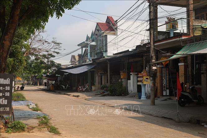 Trước đây người dân vạn đò sống gần như tách biệt với đất liền thì nay họ đã có nhà cửa ổn định tại khu tái định cư Tổ dân phố Lại Tân, phường Dương Nỗ. Ảnh: Hải Âu-TTXVN