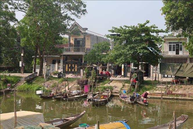 Sau nhưng con đò mưu sinh là những ngôi nhà khang trang của người dân vạn đò tại Tổ dân phố Lại Tân, phường Dương Nỗ. Ảnh: Hải Âu-TTXVN.