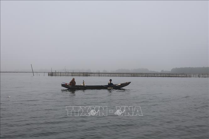 Cuộc sống thường ngày của người dân vùng đầm phá Tam Giang. Ảnh: Kha Phạm-TTXVN.