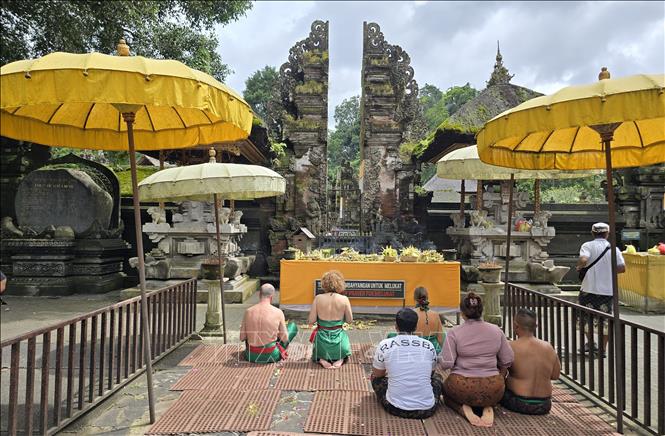 Người dân dâng lễ và cầu nguyện trước thần Vishnu trước khi thực hiện nghi lễ thanh tẩy Melukat
Ảnh: Lê Minh Hưởng - PvTTXVN tại Indonesia