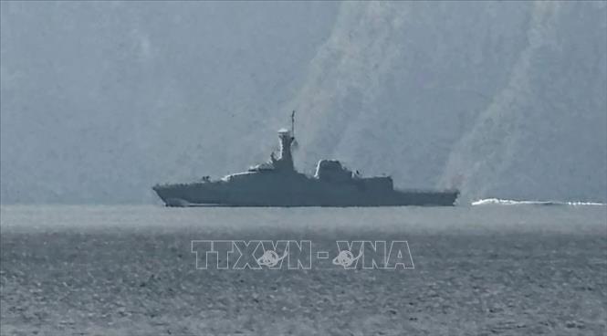 Một tàu hải quân di chuyển ở khu vực eo biển Hormuz ngày 1/3/2026. Ảnh: rnz.co.nz/TTXVN