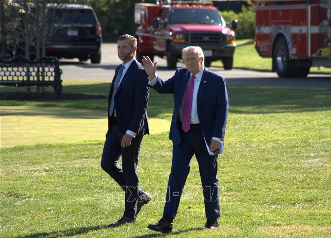 Tổng thống Mỹ Donald Trump (phải) tại Nhà Trắng ở Washington DC., ngày 10/4/2026. Ảnh: THX/TTXVN