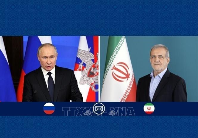 Tổng thống Nga Vladimir Putin (trái) và Tổng thống Iran Masoud Pezeshkian. Ảnh: IRNA/TTXVN
