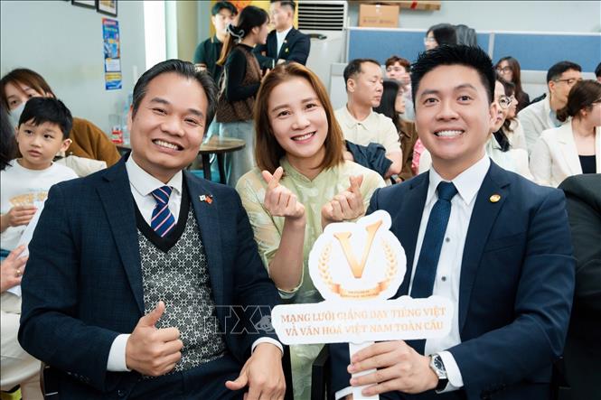 Đại diện Hội Người Việt Nam tại Jeonnam – Gwangju chụp ảnh lưu niệm với Ông Nguyễn Duy Anh – Tổng thư kí mạng lưới giảng dạy tiếng Việt và văn hóa Việt Nam toàn cầu. Ảnh: Đức Thắng - P/v TTXVN tại Hàn Quốc


