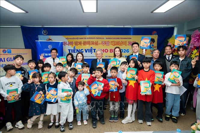 Ban Tổ chức cùng các đại biểu tham dự Lễ khai giảng lớp tiếng Việt cho trẻ em tại Gwangju – Jeonnam chụp ảnh lưu niệm với các em học sinh. Ảnh: Đức Thắng - P/v TTXVN tại Hàn Quốc

