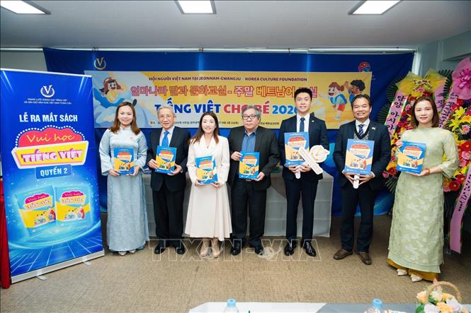 Đại diện Hội Người Việt Nam tại Jeonnam – Gwangju chụp ảnh lưu niệm với các đại biểu. Ảnh: Đức Thắng - P/v TTXVN tại Hàn Quốc

