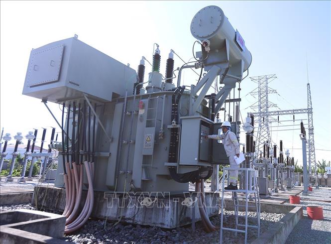 Kiểm tra, giám sát hệ thống điện ở trạm biến áp 110kw, đang vận hành hoà vào lưới điện quốc gia ở Nhà máy điện gió Hoà Bình 1 + 2 (Công ty TNHH Đầu tư Xây dựng và Thương mại Phương Anh), ở xã Vĩnh Hậu, tỉnh Cà Mau. Ảnh: Vũ Sinh – TTXVN