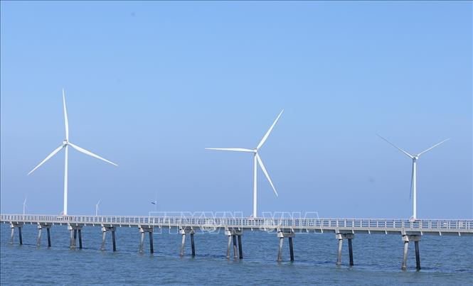 Hệ thống trụ tua bin phát điện ngoài khơi của Nhà máy điện gió Hoà Bình 1 + 2 (Công ty TNHH Đầu tư Xây dựng và Thương mại Phương Anh), ở xã Vĩnh Hậu, tỉnh Cà Mau. Ảnh: Vũ Sinh – TTXVN