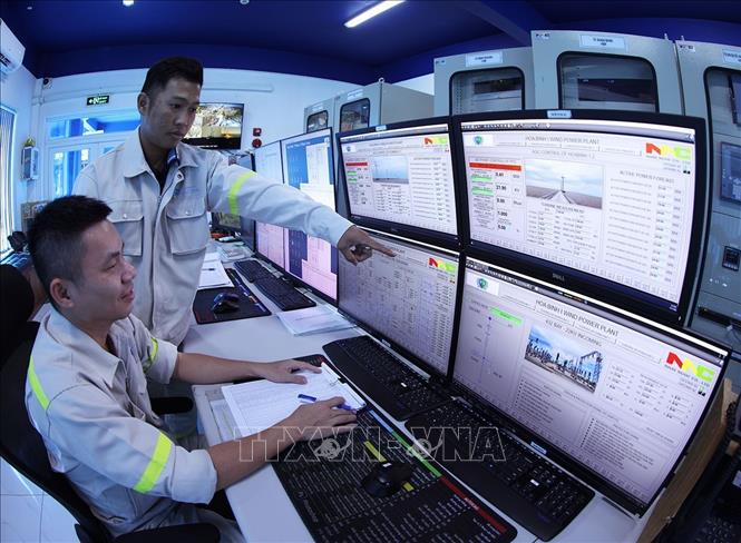 Trực vận hành hoà vào lưới điện quốc gia ở Nhà máy điện gió Hoà Bình 1 + 2 (Công ty TNHH Đầu tư Xây dựng và Thương mại Phương Anh), ở xã Vĩnh Hậu, tỉnh Cà Mau. Ảnh: Vũ Sinh – TTXVN