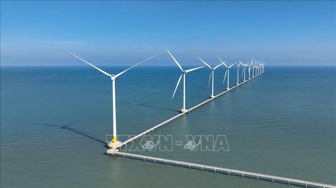 Hệ thống trụ tua bin phát điện ngoài khơi của Nhà máy điện gió Hoà Bình 1 + 2 (Công ty TNHH Đầu tư Xây dựng và Thương mại Phương Anh), ở xã Vĩnh Hậu, tỉnh Cà Mau. Ảnh: Vũ Sinh – TTXVN