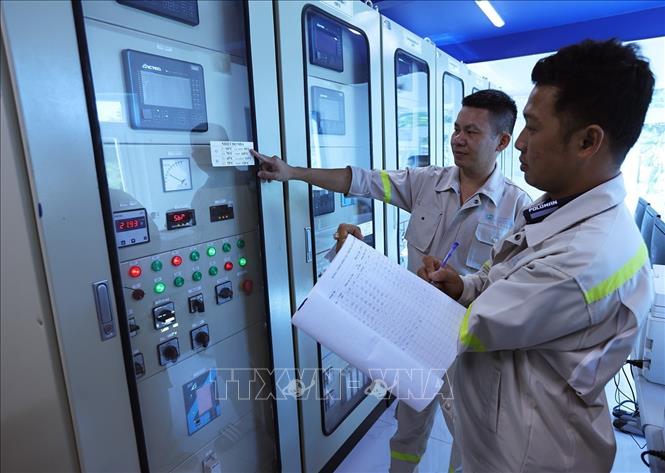 Trực vận hành hoà vào lưới điện quốc gia ở Nhà máy điện gió Hoà Bình 1 + 2 (Công ty TNHH Đầu tư Xây dựng và Thương mại Phương Anh), ở xã Vĩnh Hậu, tỉnh Cà Mau. Ảnh: Vũ Sinh – TTXVN