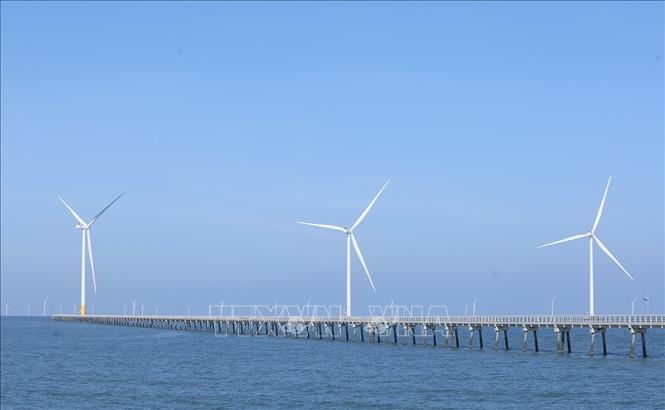 Hệ thống trụ tua bin phát điện ngoài khơi của Nhà máy điện gió Hoà Bình 1 + 2 (Công ty TNHH Đầu tư Xây dựng và Thương mại Phương Anh), ở xã Vĩnh Hậu, tỉnh Cà Mau. Ảnh: Vũ Sinh – TTXVN