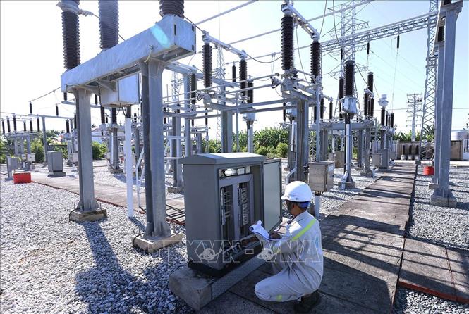Kiểm tra, giám sát hệ thống điện ở trạm biến áp 110kw, đang vận hành hoà vào lưới điện quốc gia ở Nhà máy điện gió Hoà Bình 1 + 2 (Công ty TNHH Đầu tư Xây dựng và Thương mại Phương Anh), ở xã Vĩnh Hậu, tỉnh Cà Mau. Ảnh: Vũ Sinh – TTXVN