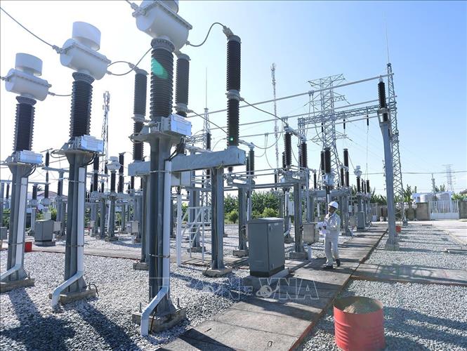 Kiểm tra, giám sát hệ thống điện ở trạm biến áp 110kw, đang vận hành hoà vào lưới điện quốc gia ở Nhà máy điện gió Hoà Bình 1 + 2 (Công ty TNHH Đầu tư Xây dựng và Thương mại Phương Anh), ở xã Vĩnh Hậu, tỉnh Cà Mau. Ảnh: Vũ Sinh – TTXVN