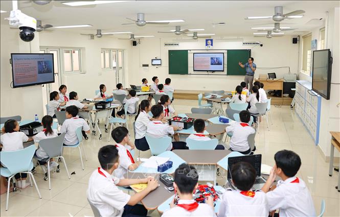 Học sinh được tiếp cận với những ứng dụng thực tiễn của AI thông qua các hoạt động vừa học vừa làm đầy hứng thú. Ảnh: Thanh Tùng - TTXVN 