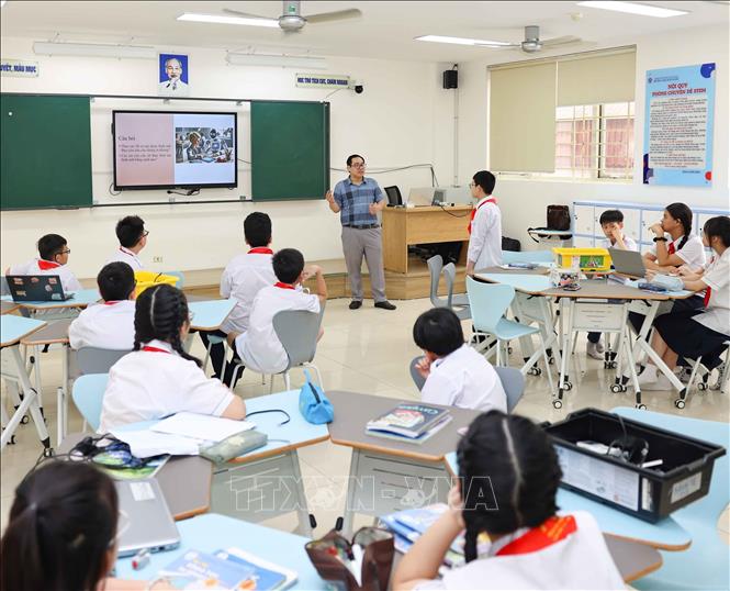 Học sinh hào hứng thử nghiệm nhiều cách viết prompt khác nhau, sáng tạo nên những hình ảnh mang đậm dấu ấn cá nhân, đồng thời chủ động trao đổi, thảo luận và hợp tác với nhau trong quá trình lắp ghép mô hình. Ảnh: Thanh Tùng - TTXVN 