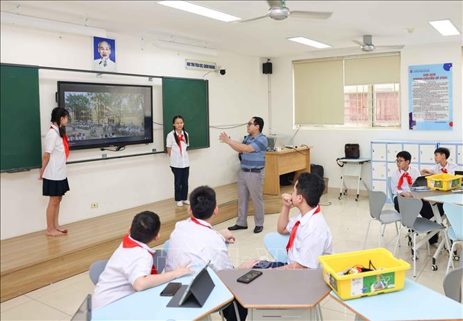 Học sinh được thầy cô hướng dẫn cách lưu trữ hình ảnh khoa học và thực hiện các thao tác chỉnh sửa cơ bản nhằm hoàn thiện sản phẩm học tập một cách trực quan và chuyên nghiệp hơn. Ảnh: Thanh Tùng - TTXVN 