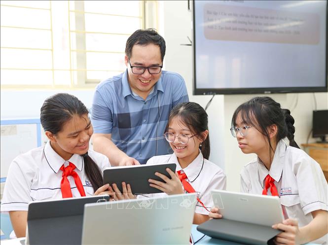 Học sinh biết cách khai thác và ứng dụng AI như một công cụ hỗ trợ đắc lực để sáng tạo, giải quyết vấn đề và nâng cao hiệu quả học tập cũng như trong đời sống hằng ngày. Ảnh: Thanh Tùng - TTXVN 