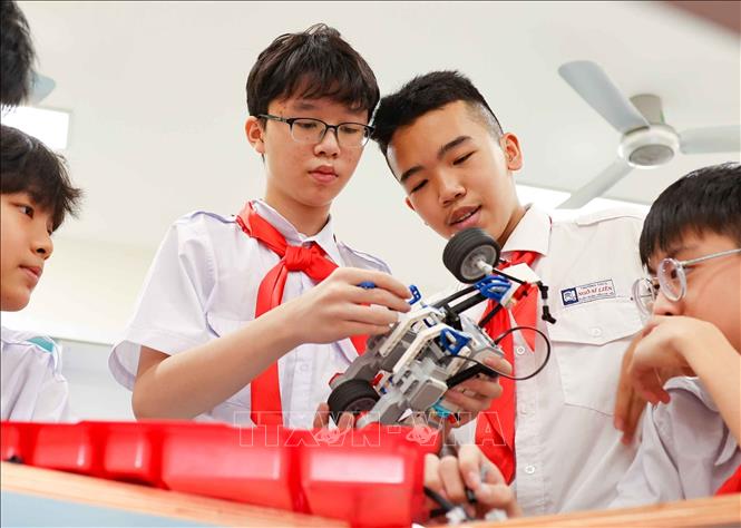 Với chủ đề “Phương tiện di chuyển đi học của học sinh – xe đạp”, học sinh đã tự viết prompt để tạo ra từ 4 đến 6 hình ảnh mô phỏng các bước lắp ghép của một mô hình xe đạp hoàn chỉnh. Ảnh: Thanh Tùng - TTXVN 