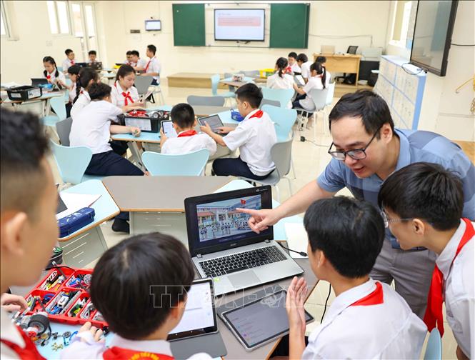 Việc thảo luận về sự khác biệt giữa hình ảnh do AI tạo ra và hình ảnh thực tế đã giúp học sinh nâng cao nhận thức về tính chân thực, đồng thời hiểu rõ hơn về các nguyên tắc đạo đức khi sử dụng công nghệ trong môi trường số. Ảnh: Thanh Tùng - TTXVN 