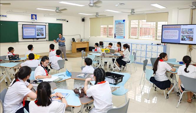 Buổi tích hợp giữa môn AI và AI – Robotics đã mang đến một trải nghiệm học tập sinh động, nơi công nghệ trở thành công cụ khơi nguồn sáng tạo và phát triển tư duy toàn diện cho học sinh. Ảnh: Thanh Tùng - TTXVN 