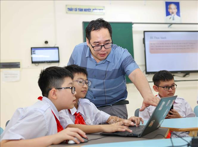 Không chỉ dừng lại ở việc tạo ra sản phẩm, học sinh còn được rèn luyện kỹ năng tổ chức dữ liệu thông qua việc lưu trữ hình ảnh theo hệ thống thư mục rõ ràng như Bối cảnh, Giáo viên, Học sinh,.... Ảnh: Thanh Tùng - TTXVN 