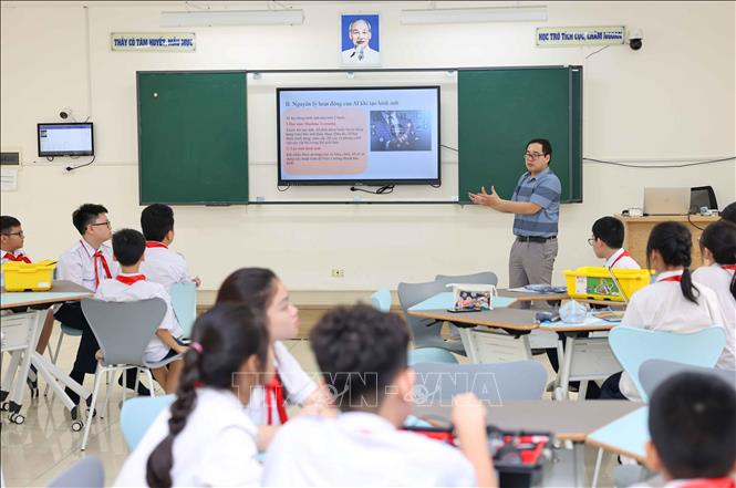 Thông qua việc kết hợp giữa sáng tạo nội dung số và thực hành kỹ thuật, học sinh được trang bị những kỹ năng cần thiết như tư duy logic, khả năng tìm kiếm và làm chủ thông tin, kỹ năng phản biện và có nhận thức đúng đắn về vai trò của công nghệ trong đời sống hiện nay. Ảnh: Thanh Tùng - TTXVN 