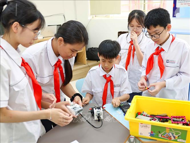 Môn AI – Robotics mang đến một góc nhìn ứng dụng sâu sắc hơn khi học sinh vận dụng AI để hỗ trợ thiết kế và lắp ghép mô hình thực tế. Ảnh: Thanh Tùng - TTXVN 