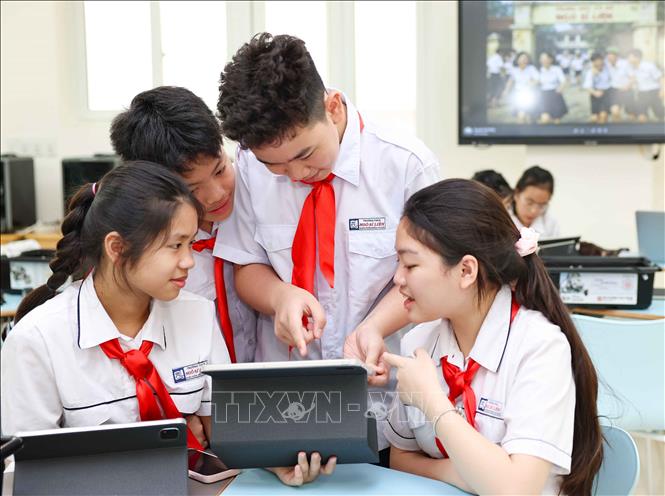 Việc thảo luận về sự khác biệt giữa hình ảnh do AI tạo ra và hình ảnh thực tế giúp học sinh nâng cao nhận thức về tính chân thực, đồng thời hiểu rõ hơn về các nguyên tắc đạo đức khi sử dụng công nghệ trong môi trường số. Ảnh: Thanh Tùng - TTXVN 