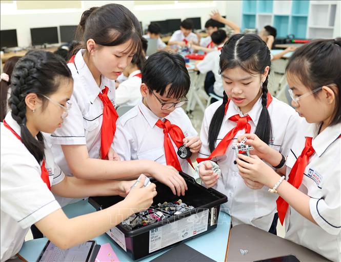 Từ những hình ảnh được tạo ra, học sinh tiến hành lắp ghép mô hình, thử nghiệm, phát hiện lỗi và cùng nhau cải tiến để sản phẩm có thể hoạt động hiệu quả hơn. Ảnh: Thanh Tùng - TTXVN 