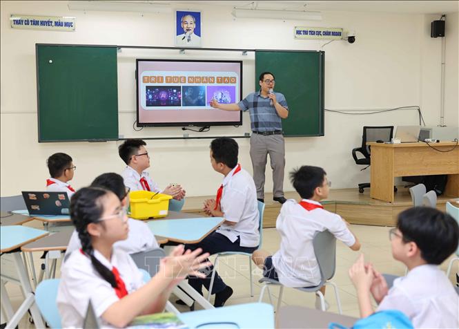 Sự tự tin khi tiếp cận công nghệ mới, khả năng làm việc nhóm và tinh thần học hỏi của học sinh đã tạo nên một môi trường học tập tích cực, sôi nổi và hiệu quả. Ảnh: Thanh Tùng - TTXVN 