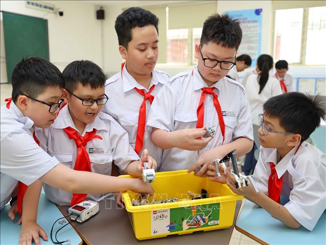 Quá trình lắp ghép mô hình giúp học sinh hiểu rõ hơn về cấu trúc và nguyên lý hoạt động của mô hình mà còn khẳng định một điều quan trọng: AI chỉ là công cụ hỗ trợ, còn tư duy, sáng tạo và khả năng giải quyết vấn đề vẫn đến từ chính con người. Ảnh: Thanh Tùng - TTXVN 