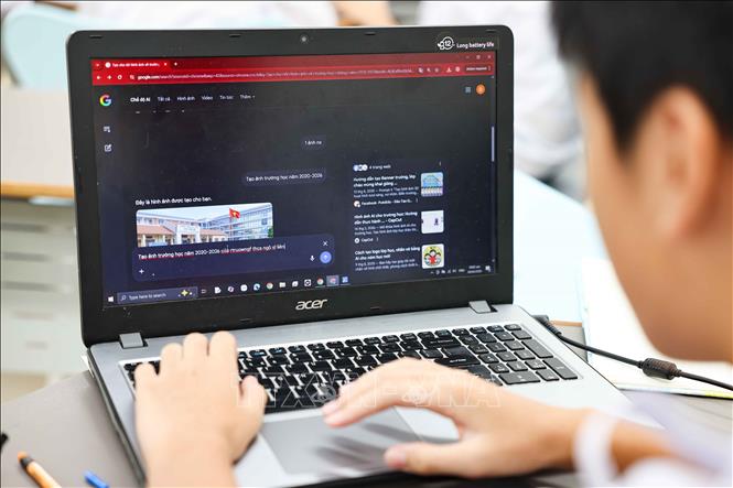 Từ việc xây dựng ý tưởng, viết prompt mô tả bối cảnh lớp học, hình ảnh giáo viên và học sinh, đến quá trình tạo và chỉnh sửa hình ảnh, học sinh đều được hướng dẫn chi tiết và thực hành một cách bài bản. Ảnh: Thanh Tùng - TTXVN 