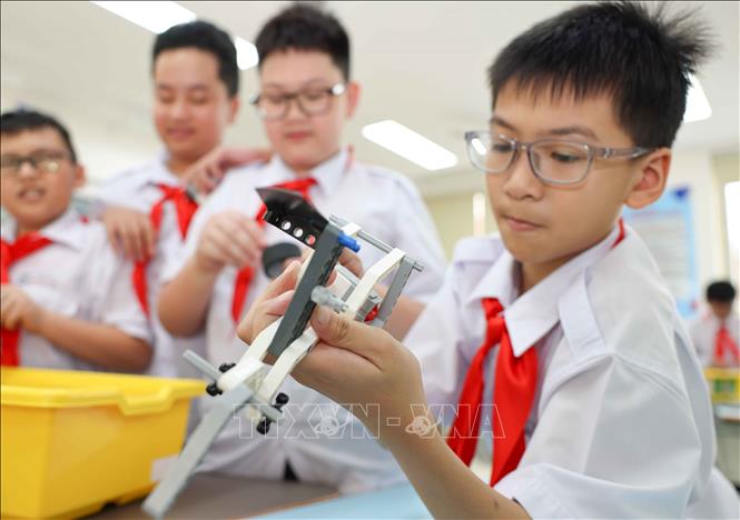 Từ những hình ảnh được tạo ra, học sinh tiến hành lắp ghép mô hình, thử nghiệm, phát hiện lỗi và cùng nhau cải tiến để sản phẩm có thể hoạt động hiệu quả hơn. Ảnh: Thanh Tùng - TTXVN 