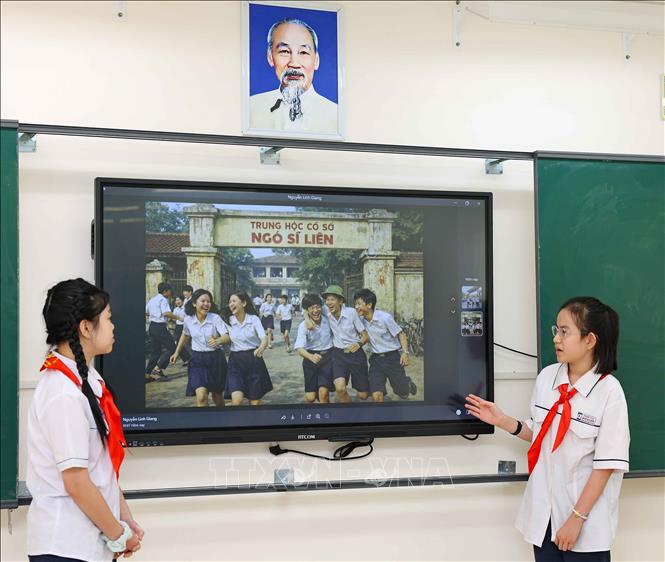 Trong nội dung môn AI - Trí tuệ nhân tạo, học sinh được trực tiếp thực hành sử dụng các công cụ Generative AI (như Canva Magic Studio hoặc Bing Image Creator) để tạo hình ảnh theo chủ đề “Trường học những năm 1970”. Ảnh: Thanh Tùng - TTXVN 