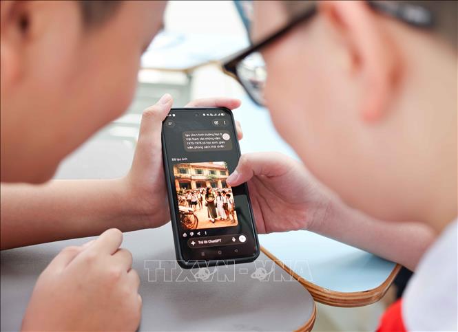 Từ việc xây dựng ý tưởng, viết prompt mô tả bối cảnh lớp học, hình ảnh giáo viên và học sinh, đến quá trình tạo và chỉnh sửa hình ảnh, học sinh được hướng dẫn chi tiết và thực hành một cách bài bản. Ảnh: Thanh Tùng - TTXVN 