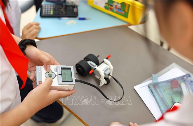 Quá trình lắp ghép mô hình giúp học sinh hiểu rõ hơn về cấu trúc và nguyên lý hoạt động của mô hình, khẳng định một điều quan trọng: AI chỉ là công cụ hỗ trợ, còn tư duy, sáng tạo và khả năng giải quyết vấn đề vẫn đến từ chính con người. Ảnh: Thanh Tùng - TTXVN 