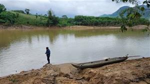 Người dân Sơn Thủy mong mỏi sớm có cây cầu để học sinh đến trường an toàn