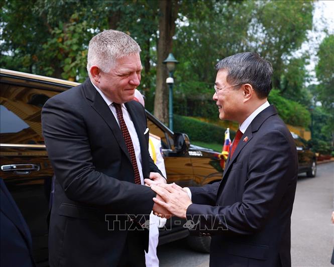 Thủ tướng Lê Minh Hưng đón Thủ tướng Slovakia Robert Fico. Ảnh: Dương Giang - TTXVN

