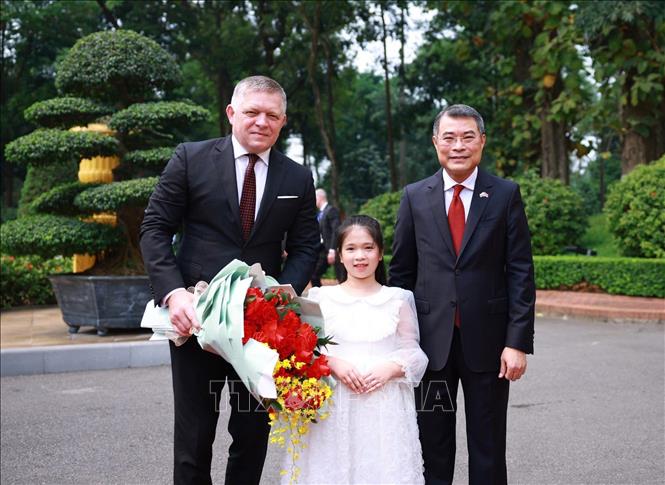 Thủ tướng Lê Minh Hưng đón Thủ tướng Slovakia Robert Fico. Ảnh: Dương Giang - TTXVN

