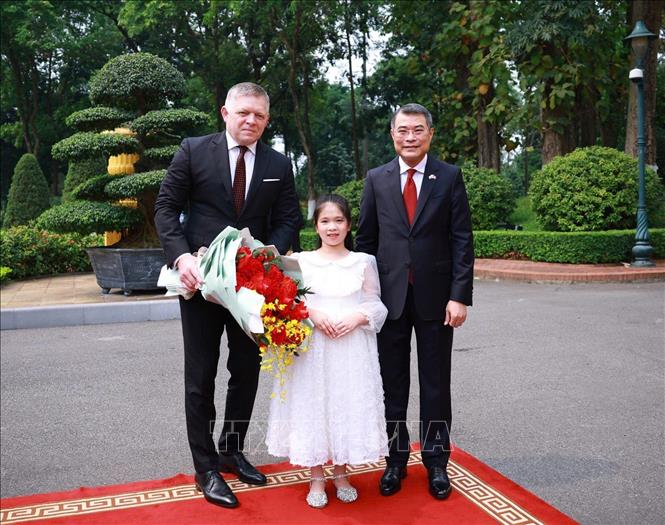 Thủ tướng Lê Minh Hưng đón Thủ tướng Slovakia Robert Fico. Ảnh: Dương Giang - TTXVN

