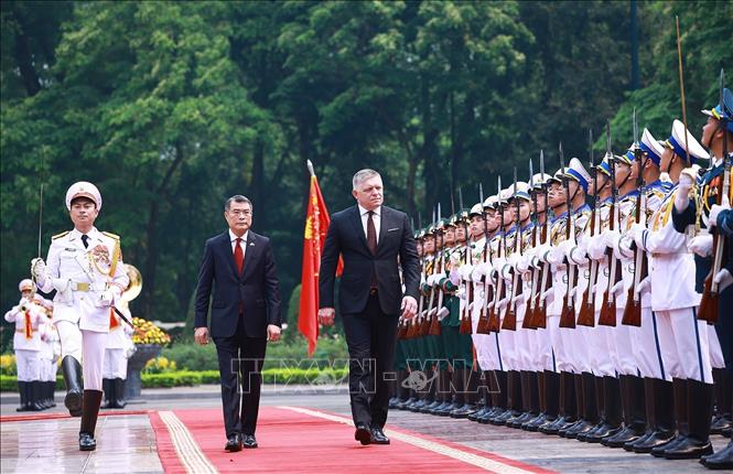 Thủ tướng Lê Minh Hưng và Thủ tướng Slovakia Robert Fico duyệt Đội danh dự Quân đội nhân dân Việt Nam. Ảnh: Dương Giang - TTXVN