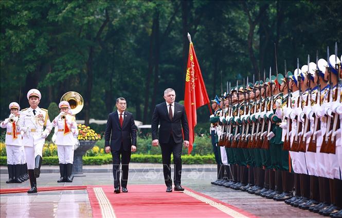 Thủ tướng Lê Minh Hưng và Thủ tướng Slovakia Robert Fico duyệt Đội danh dự Quân đội nhân dân Việt Nam. Ảnh: Dương Giang - TTXVN