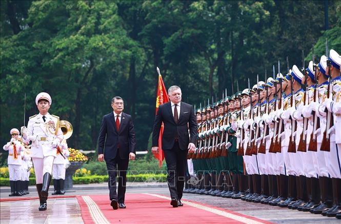 Thủ tướng Lê Minh Hưng và Thủ tướng Slovakia Robert Fico duyệt Đội danh dự Quân đội nhân dân Việt Nam. Ảnh: Dương Giang - TTXVN