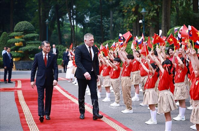 Thủ tướng Lê Minh Hưng và Thủ tướng Slovakia Robert Fico với thiếu nhi Hà Nội tại Lễ dón. Ảnh: Dương Giang - TTXVN